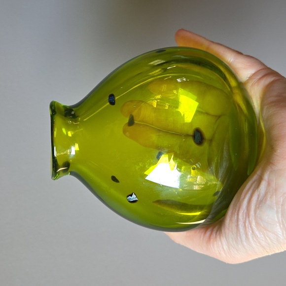 Sharon Fujimoto Handblown Sign Art Green Glass Flakes Bud Vase Vintage Japanese - Picture 9 of 13